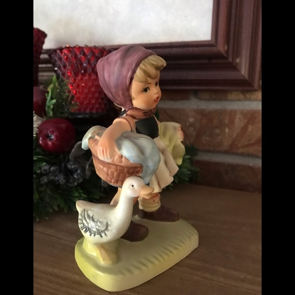 Rare Vintage Brinn’s Porcelain Girl Holding Basket - Picture 2 of 7